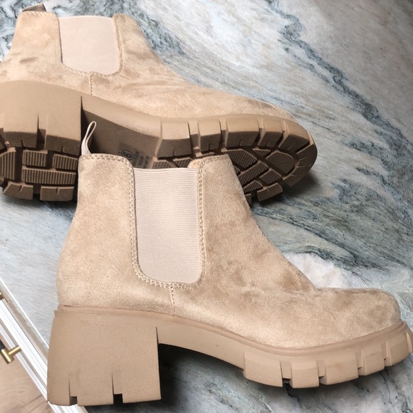 Soda like new lug sole ankle boot suede like wheat color boot pull on 9 - Picture 4 of 7